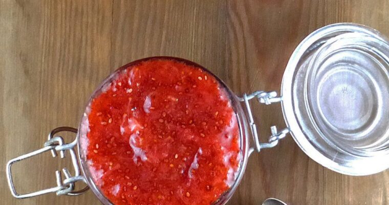 Simple Homemade Strawberry Sauce (no refined sugar)